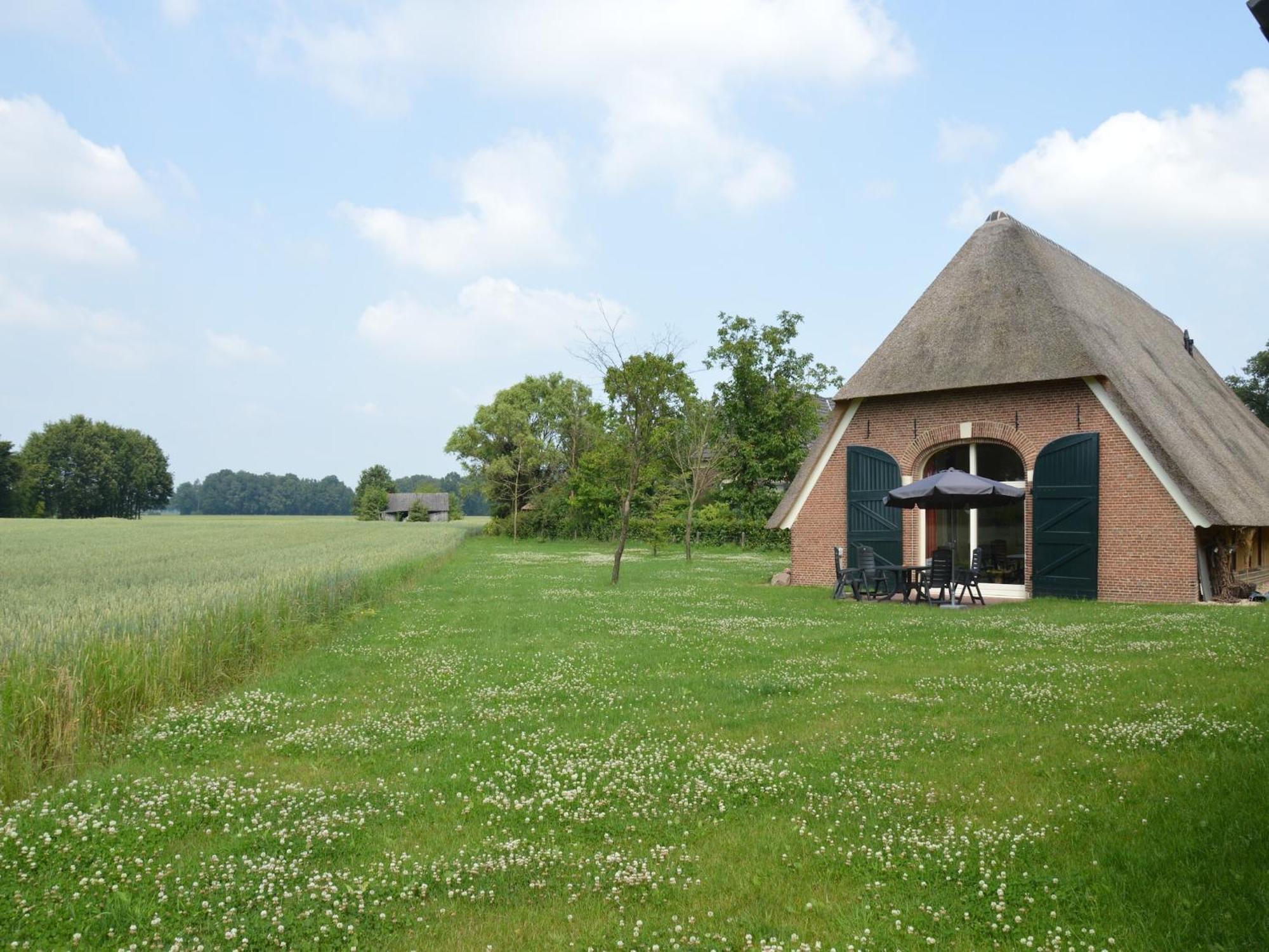 Quaint Farmhouse In Geesteren With Meadow View Eksteriør bilde