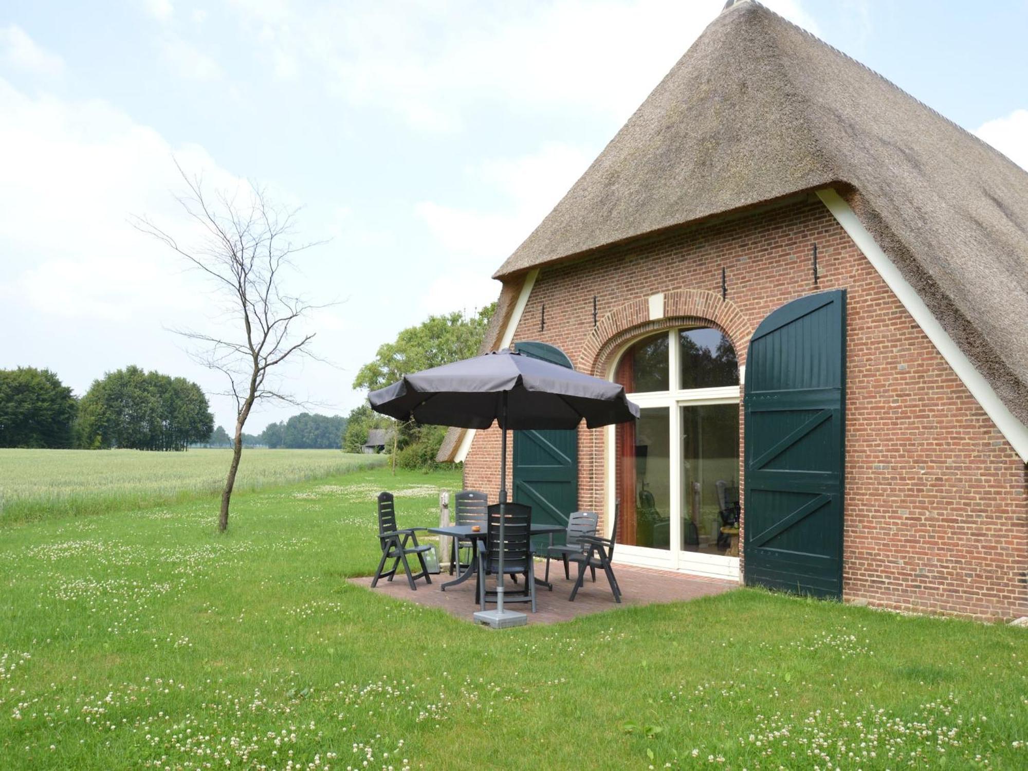 Quaint Farmhouse In Geesteren With Meadow View Eksteriør bilde