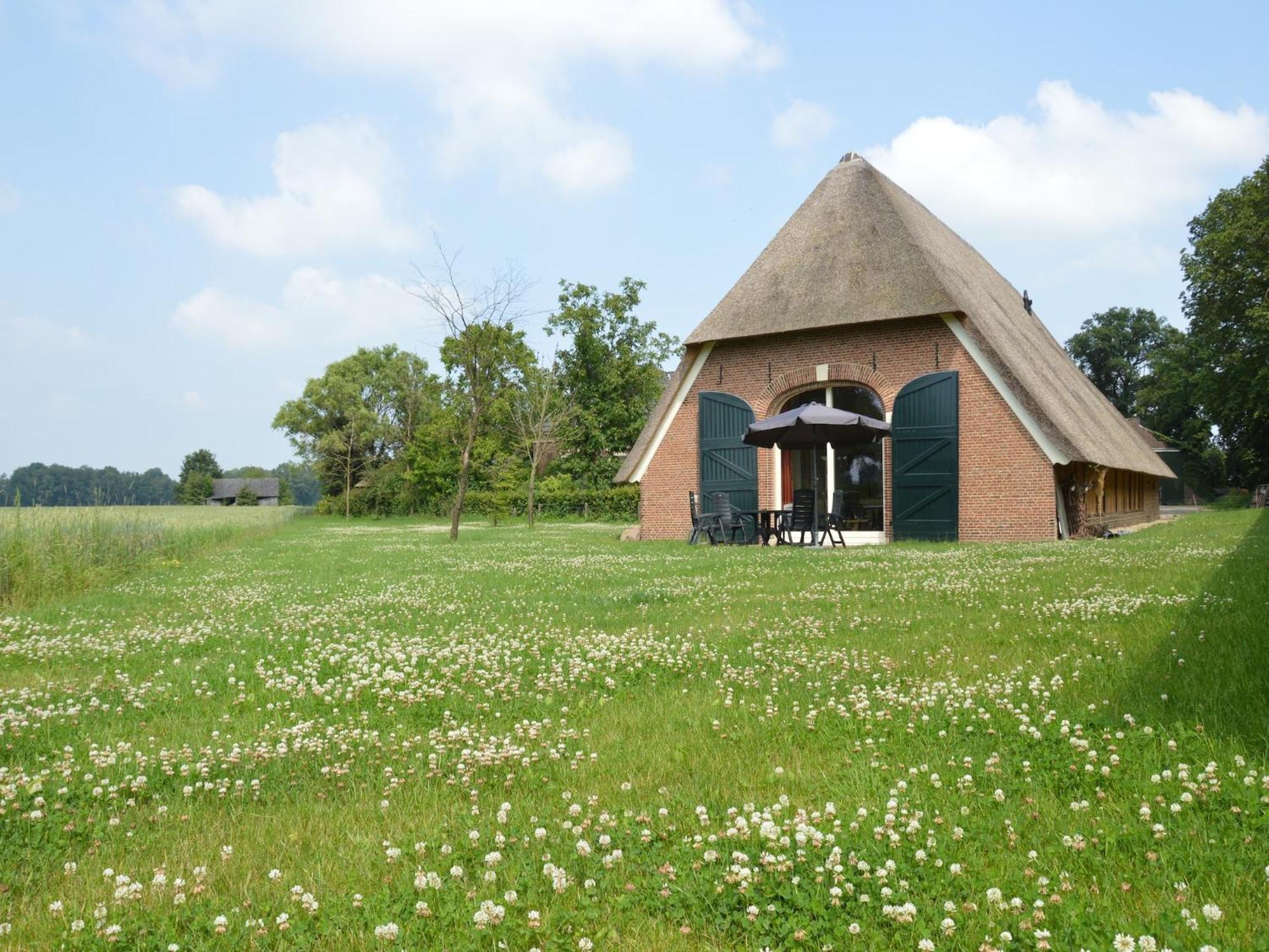 Quaint Farmhouse In Geesteren With Meadow View Eksteriør bilde